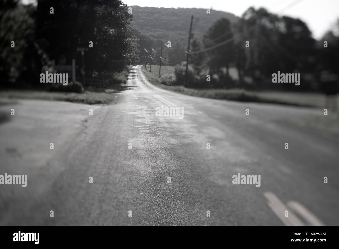 Long black road hi-res stock photography and images - Alamy