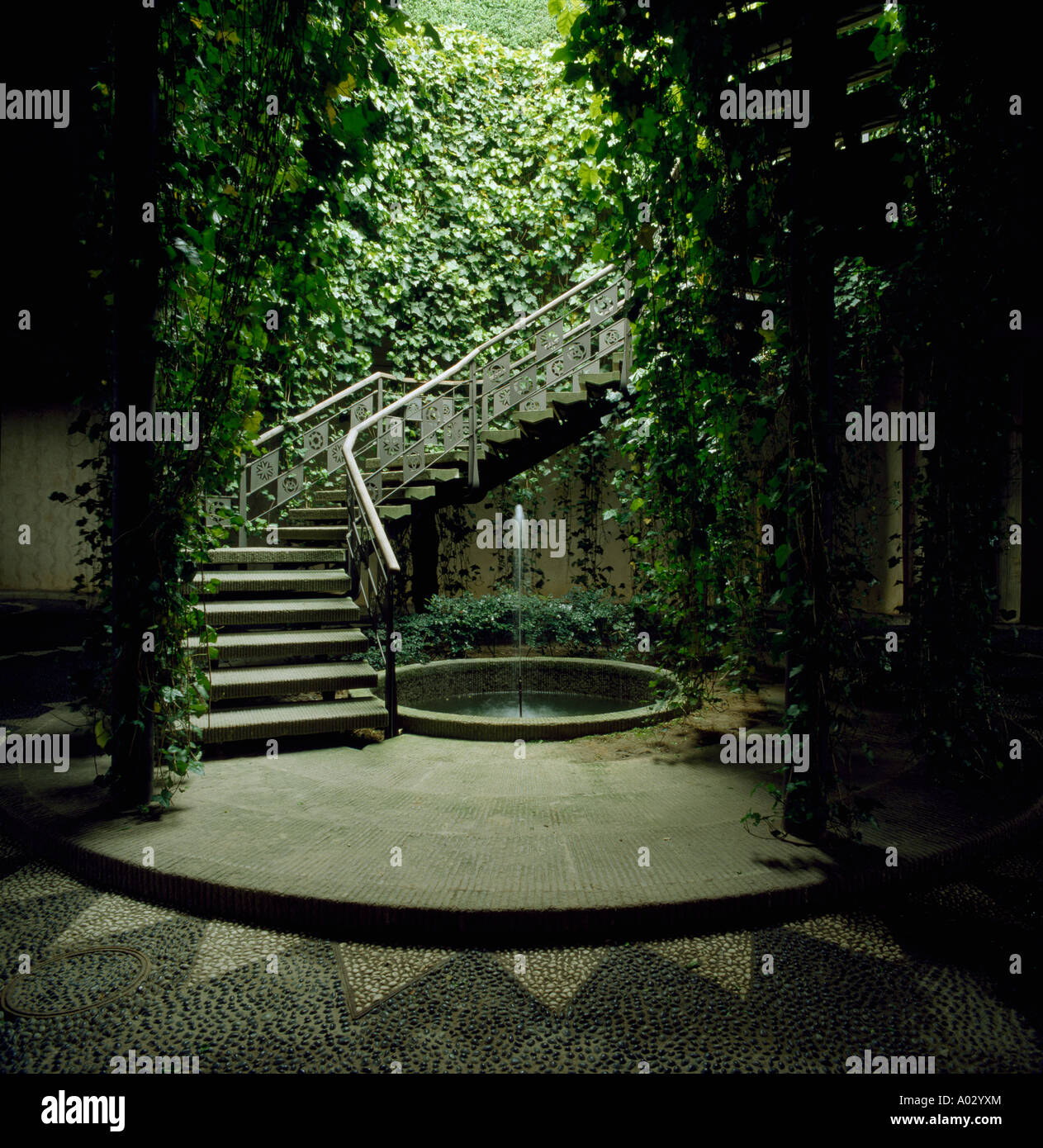 Italian courtyard garden hi-res stock photography and images - Alamy