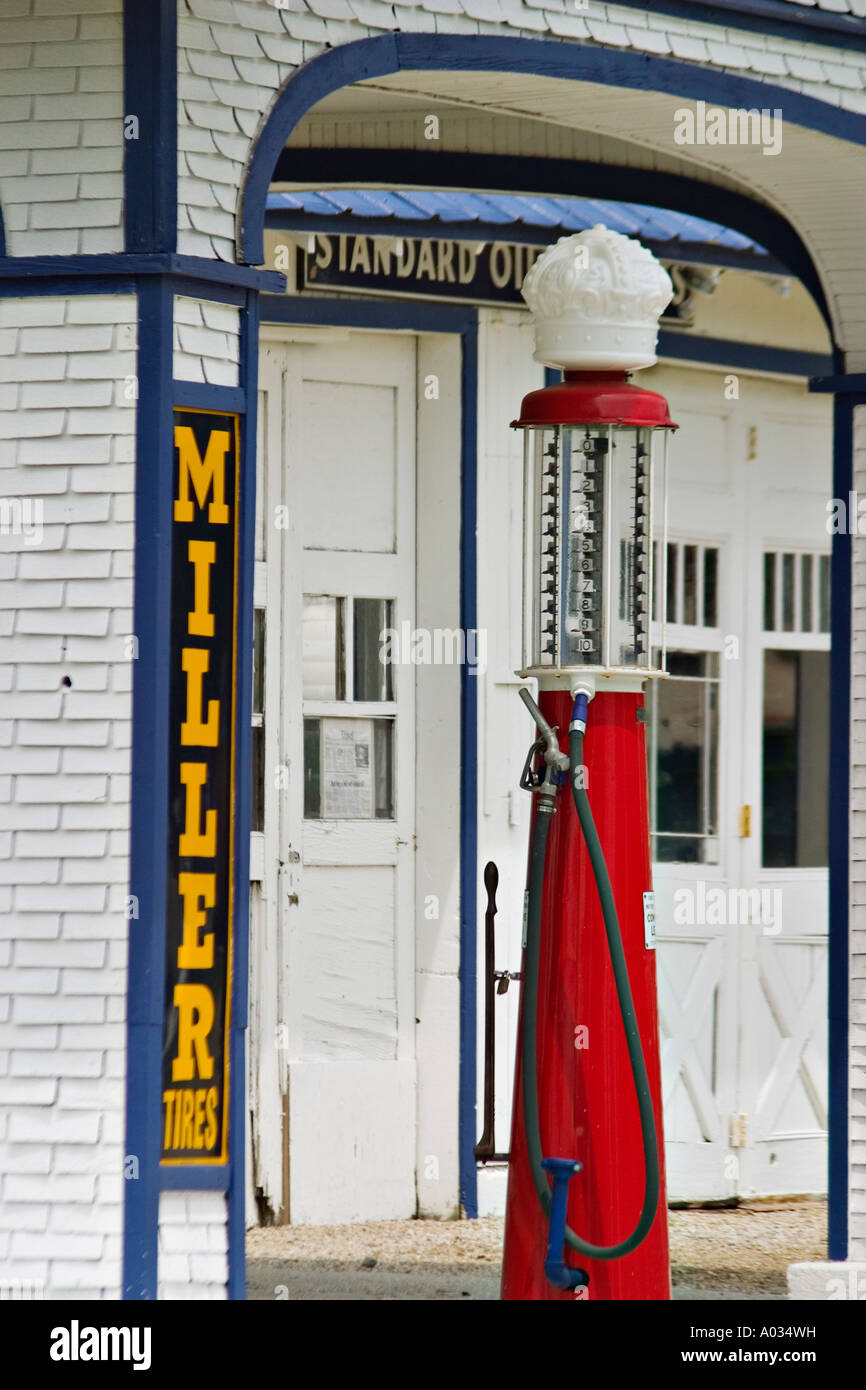 Wang Lin Jun SS-CG-62519, 6.25 Inch Ceramic Painted Red Old Fashion Gas Pump Money Piggy Bank