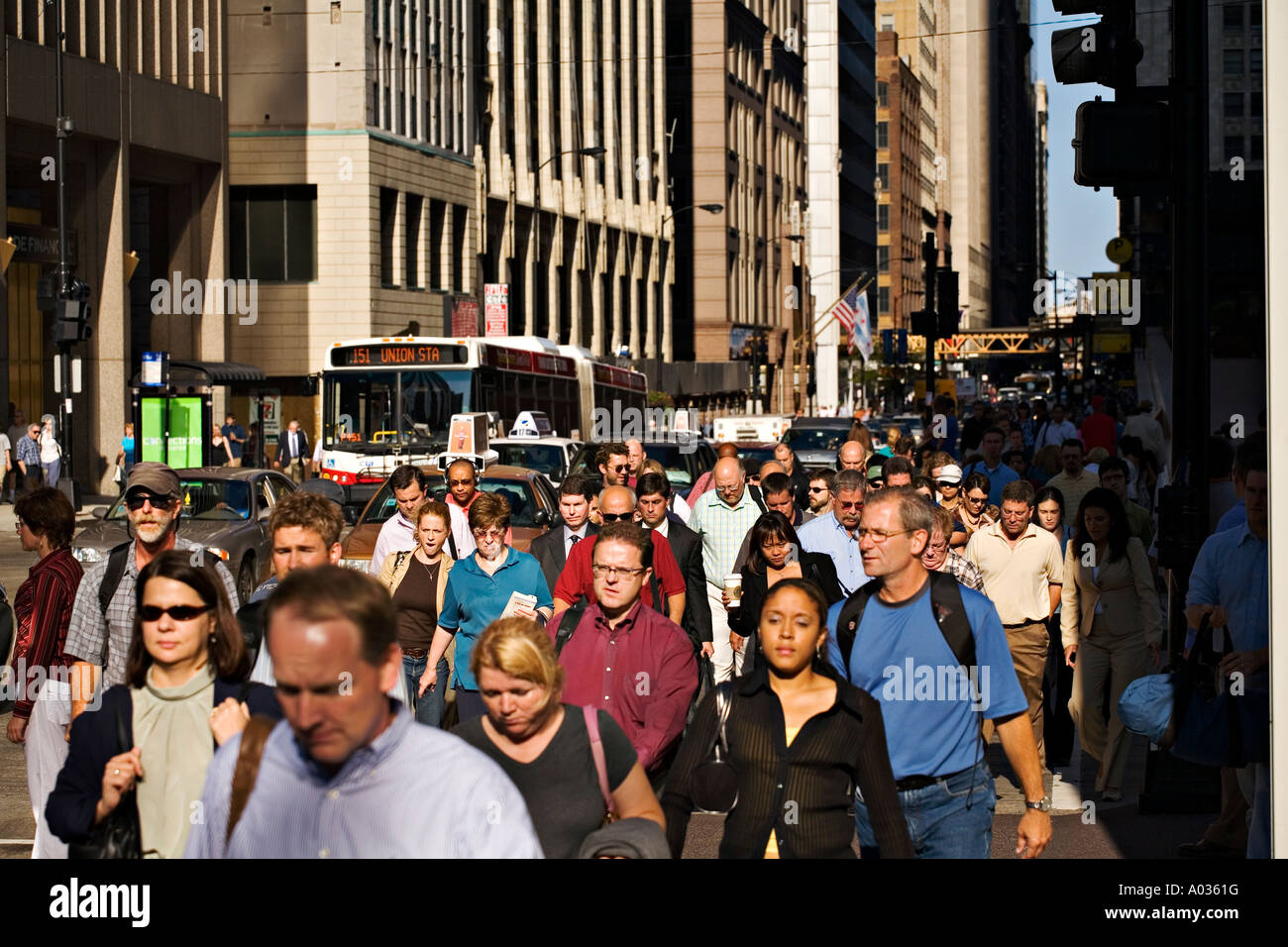 illinois-chicago-rush-hour-street-and-pedestrian-traffic-in-late-afternoon-A0361G.jpg