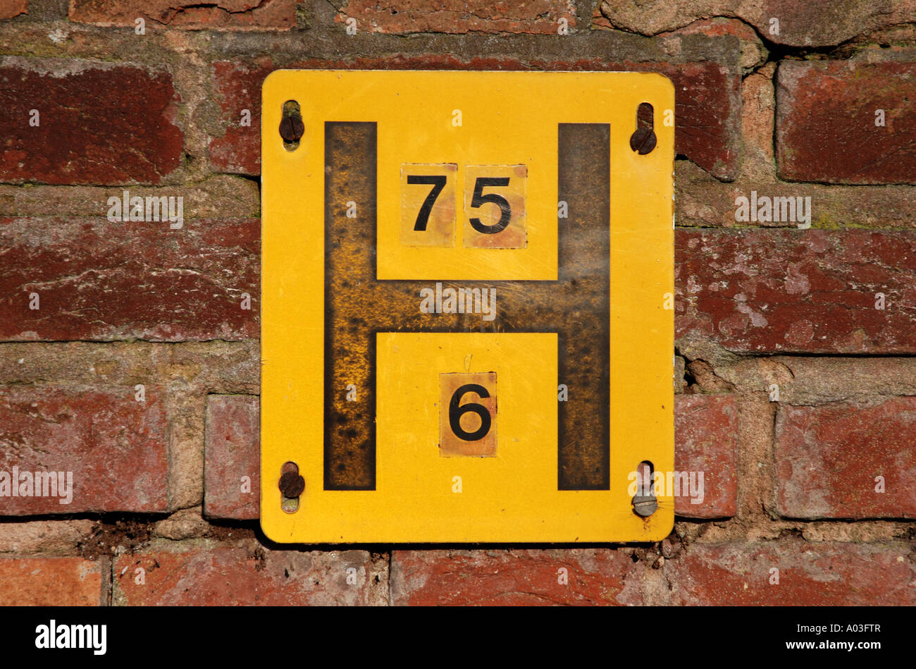 Fire hydrant sign on wall, UK Stock Photo: 9868054 - Alamy