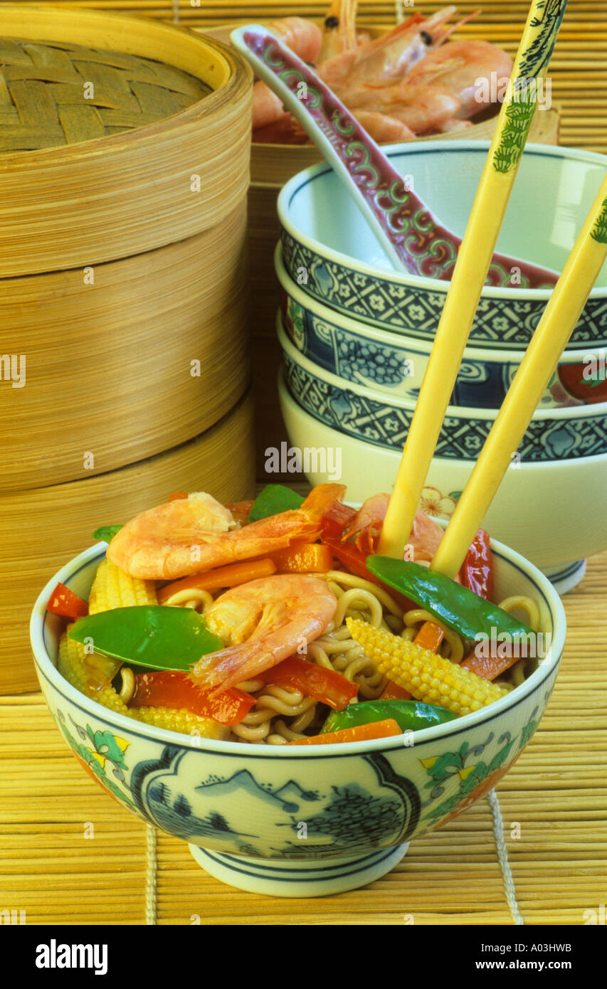 Prawn and vegetable stir fry with noodles Stock Photo - Alamy