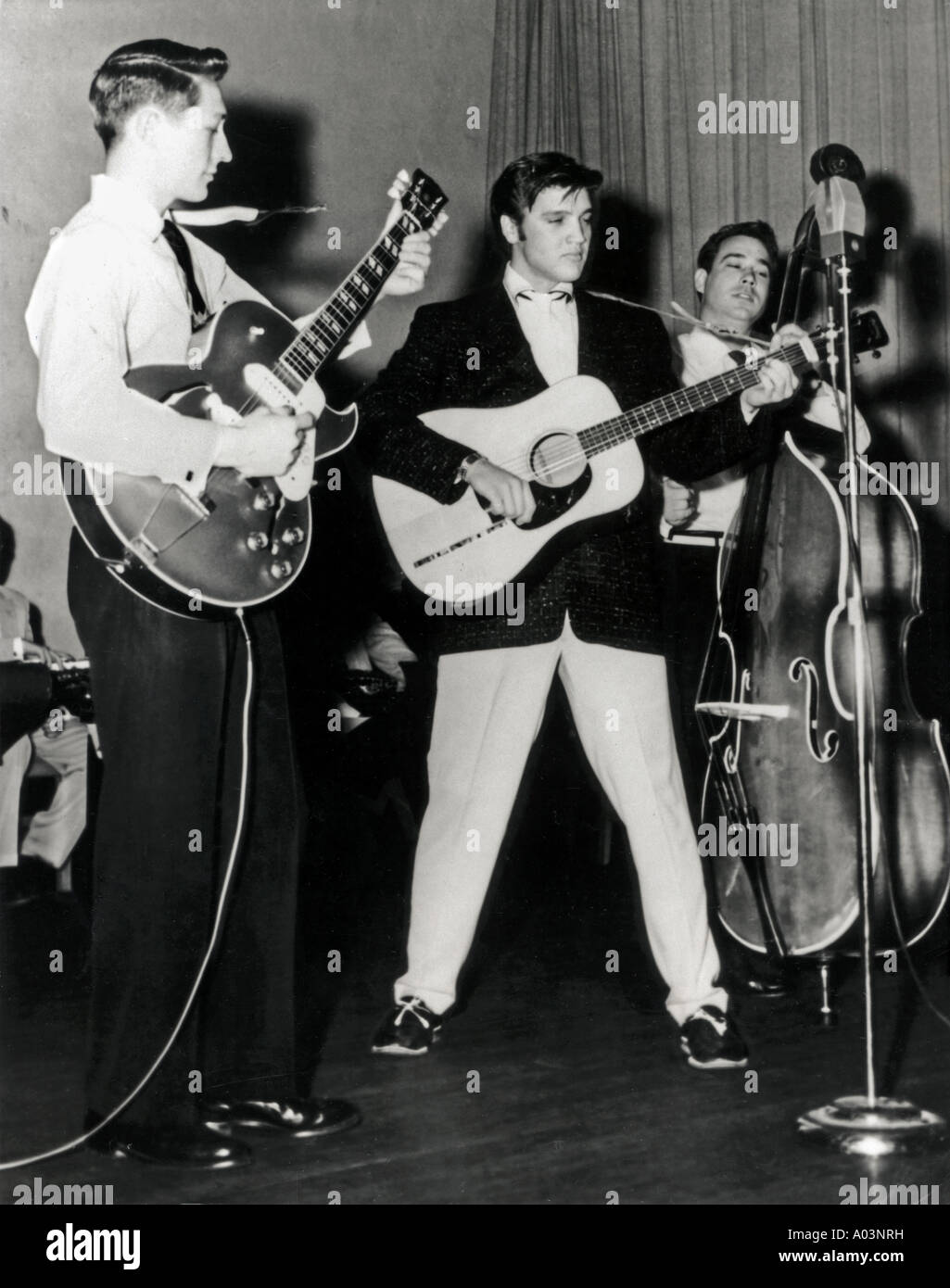 ELVIS PRESLEY with the Blue Moon Boys - Scotty Moore (at left) and Bill Black on bass in 1957 Stock Photo