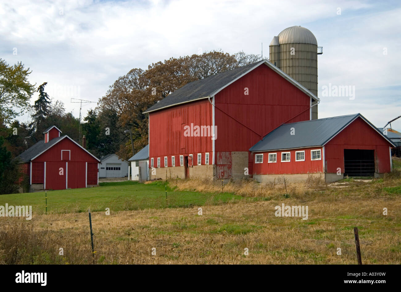 Red Barn Silo Stock Photo 9871800 Alamy