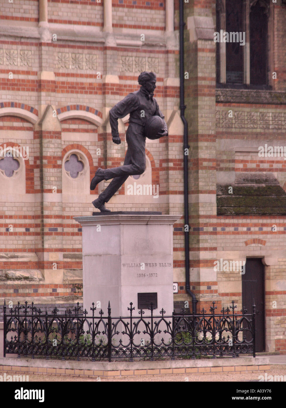 The statue to WILLIAM WEBB ELLIS the founder of the game of Rugby outside the school where it was invented by him Stock Photo