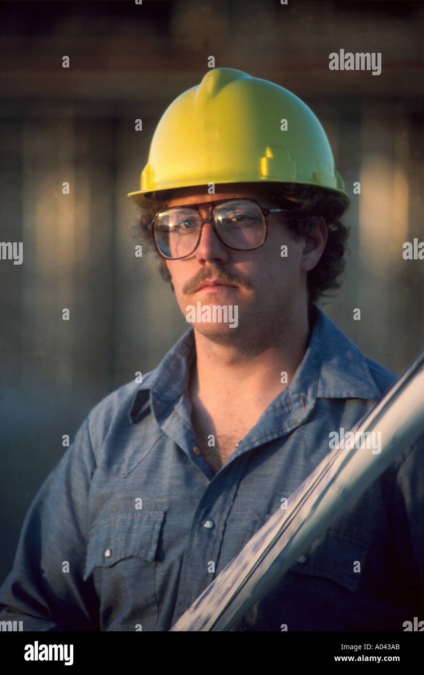 Construction worker in hard hat hi-res stock photography and images - Alamy