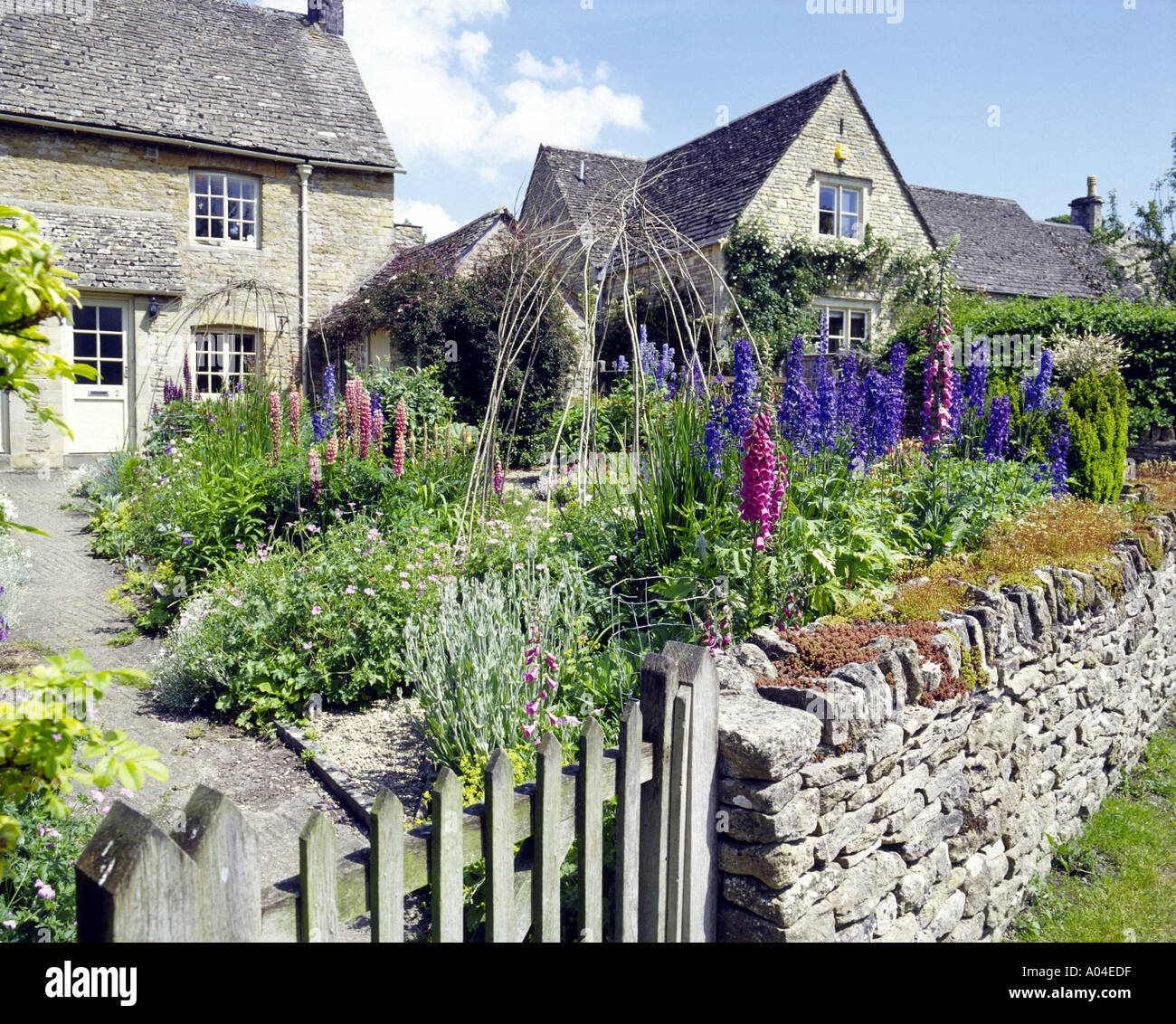 English cottage garden path flowers hi-res stock photography and images ...