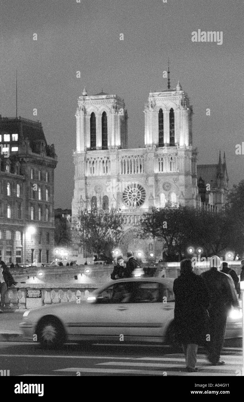 Paris Notre Dame Cathedral and traffic on bridge Stock Photo Alamy