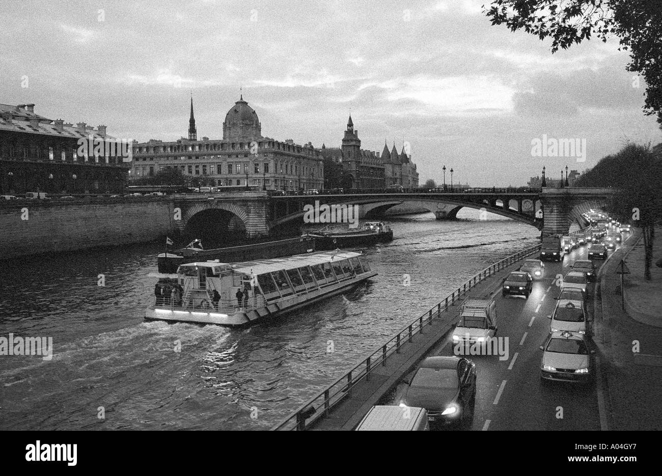 Paris tourist river boat Black and White Stock Photos & Images - Alamy