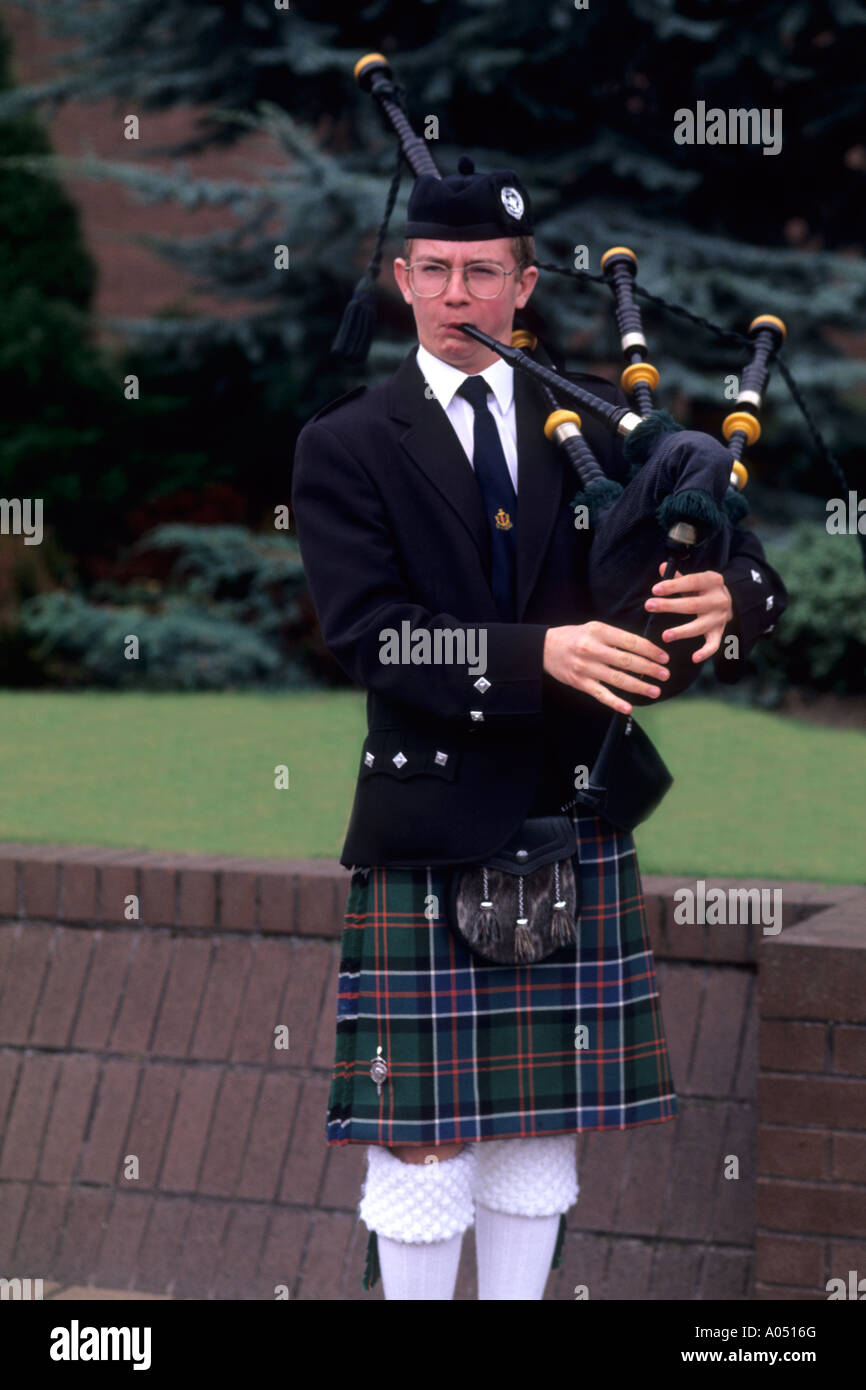 Bagpipe player in traditional dress in Glasgow Scotland Stock Photo Alamy