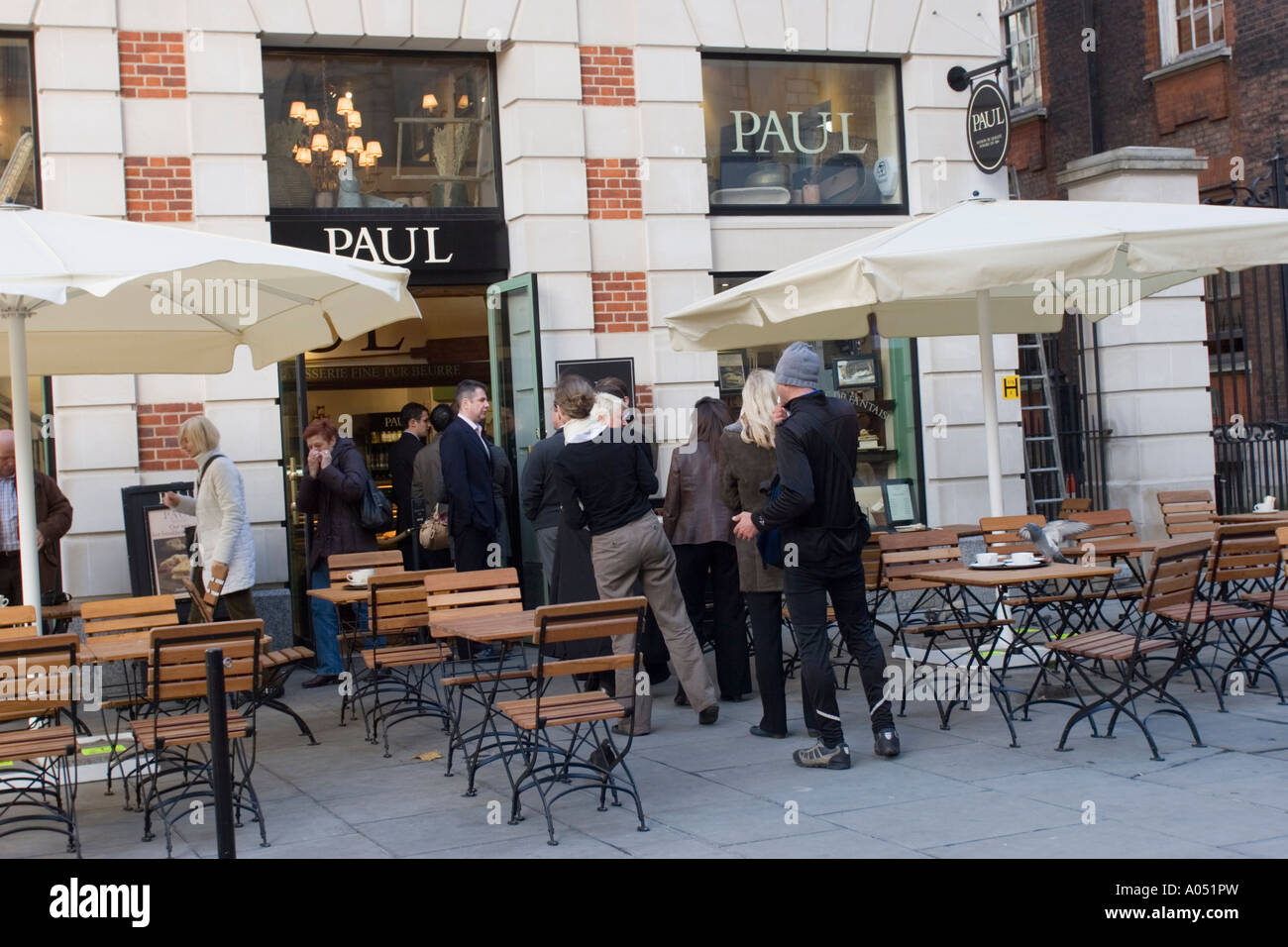 Cafe near St Pauls Cathedral in the City of London GB UK Stock Photo