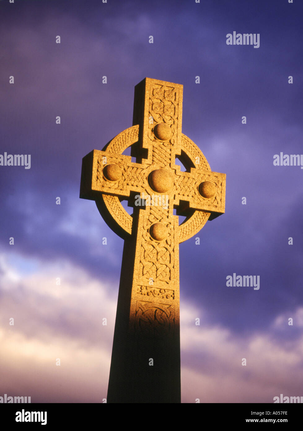 dh CELTIC SCOTLAND Celtic cross war memorial monument Dingwall tribute scottish stone Stock Photo