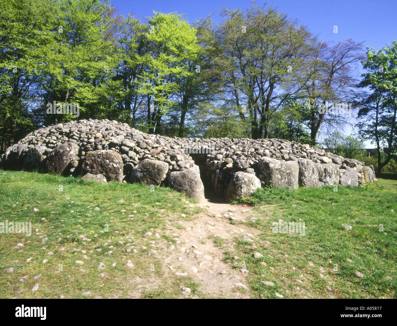 dh Balnuaran of Clava CLAVA INVERNESSSHIRE Bronze age burial mound chambered cairn cairns uk neolithic scotland chamber cemetery Stock Photo