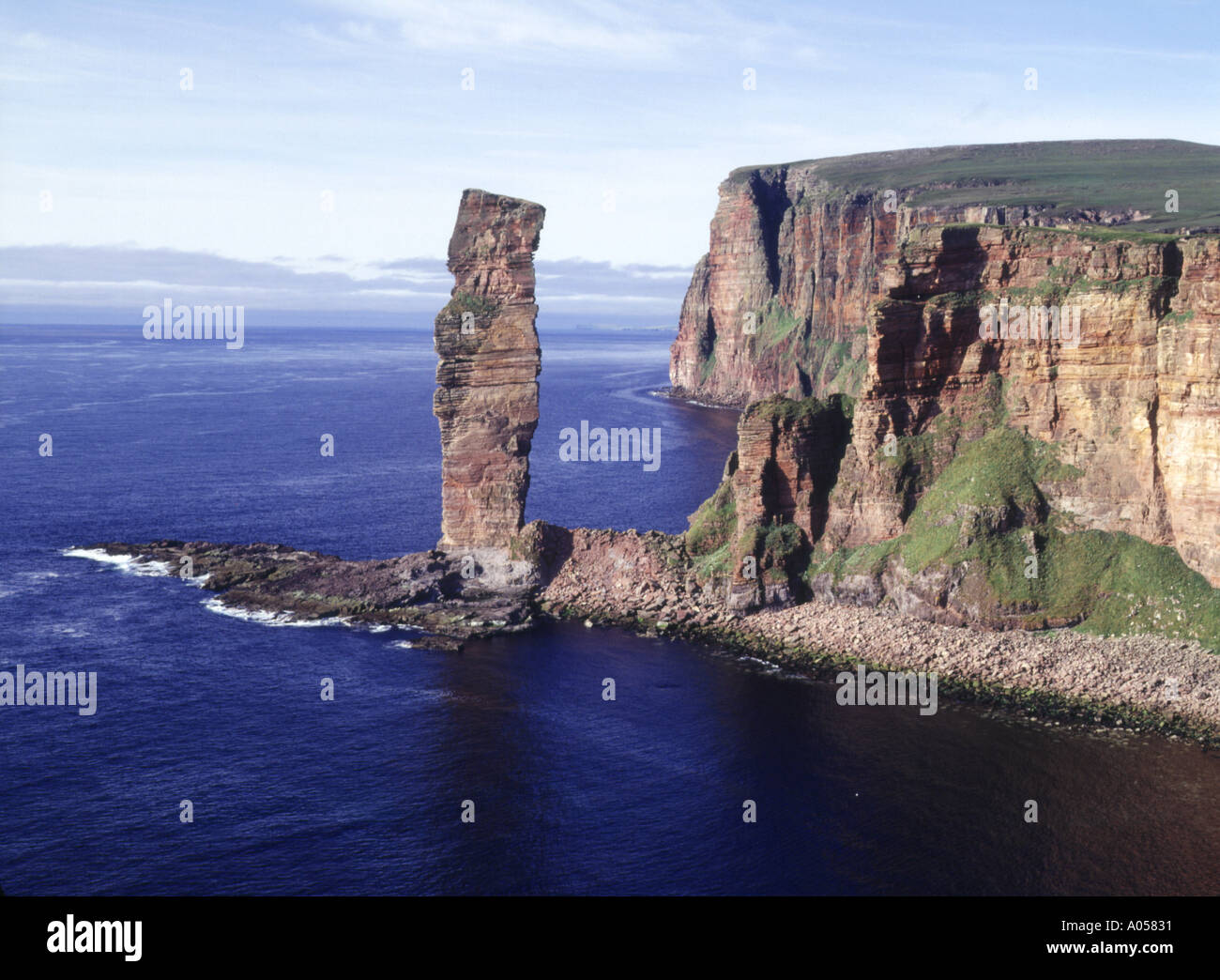 dh Sea cliffs coast scotland OLD MAN OF HOY ORKNEY Seastack red sandstone geology uk landmark cliff basalt rock paleozoic era Stock Photo