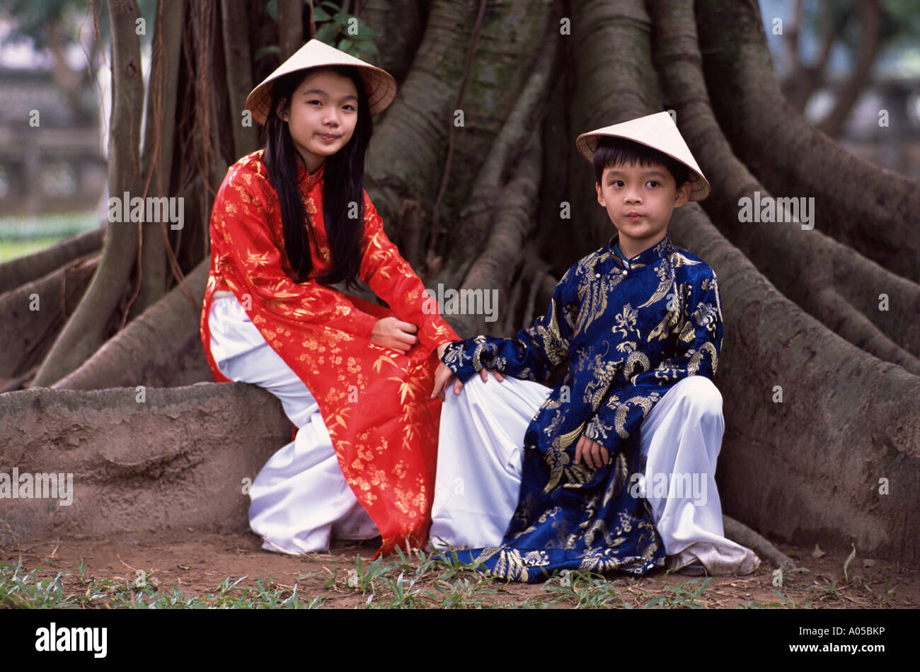 Vietnamese ao dai child hi res stock photography and images Alamy