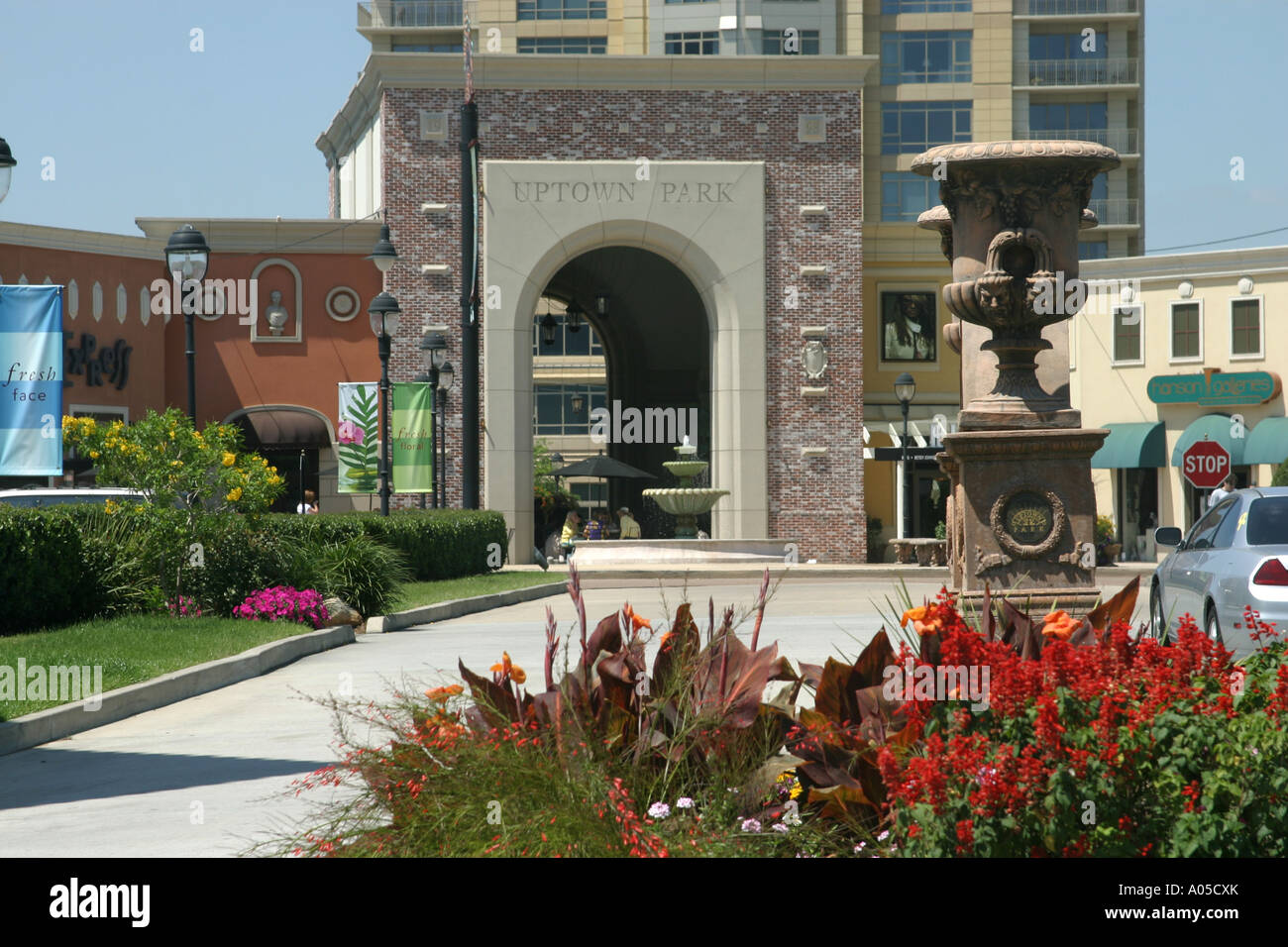 Fountain outside Houston Galleria Stock Photo Alamy