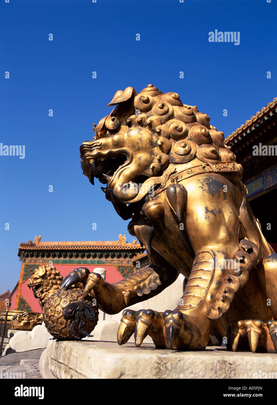 golden-chinese-lion-statues-hi-res-stock-photography-and-images-alamy