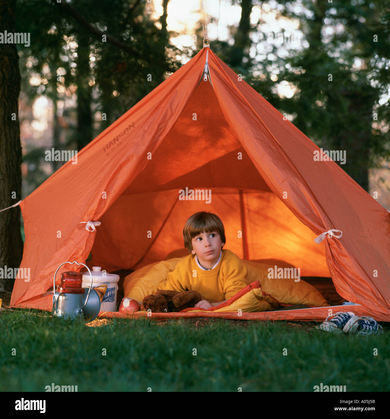Camping boys. Boyscout палатка. Двухслойная палатка оранжевая с отражением. Оранжевая палатка СССР на 8 чел. Палатка оранжевое лето.