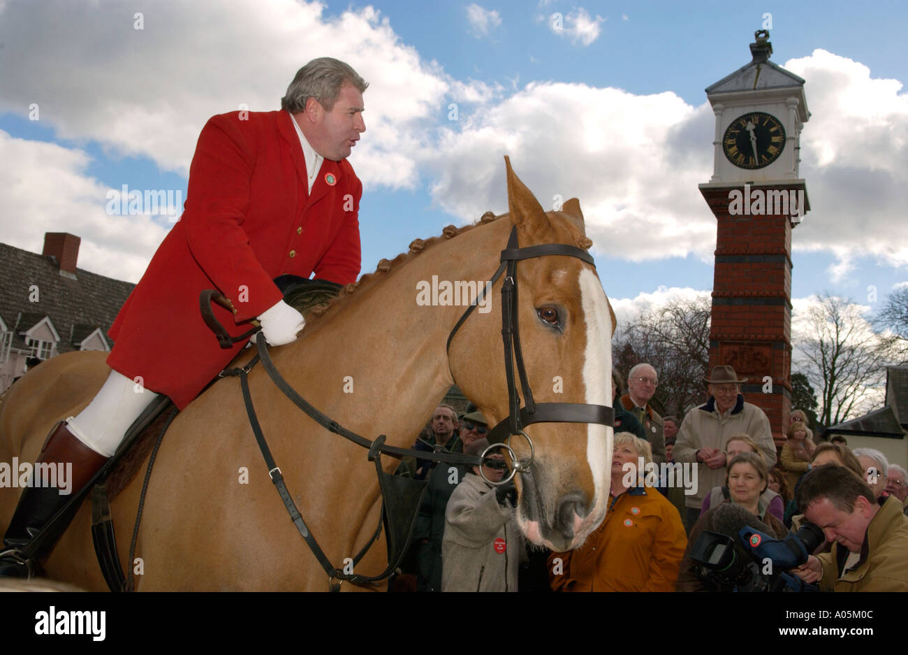 Huntsman in red coat hi res stock photography and images Alamy