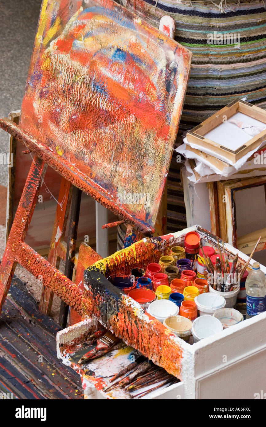 easel and colors Stock Photo - Alamy