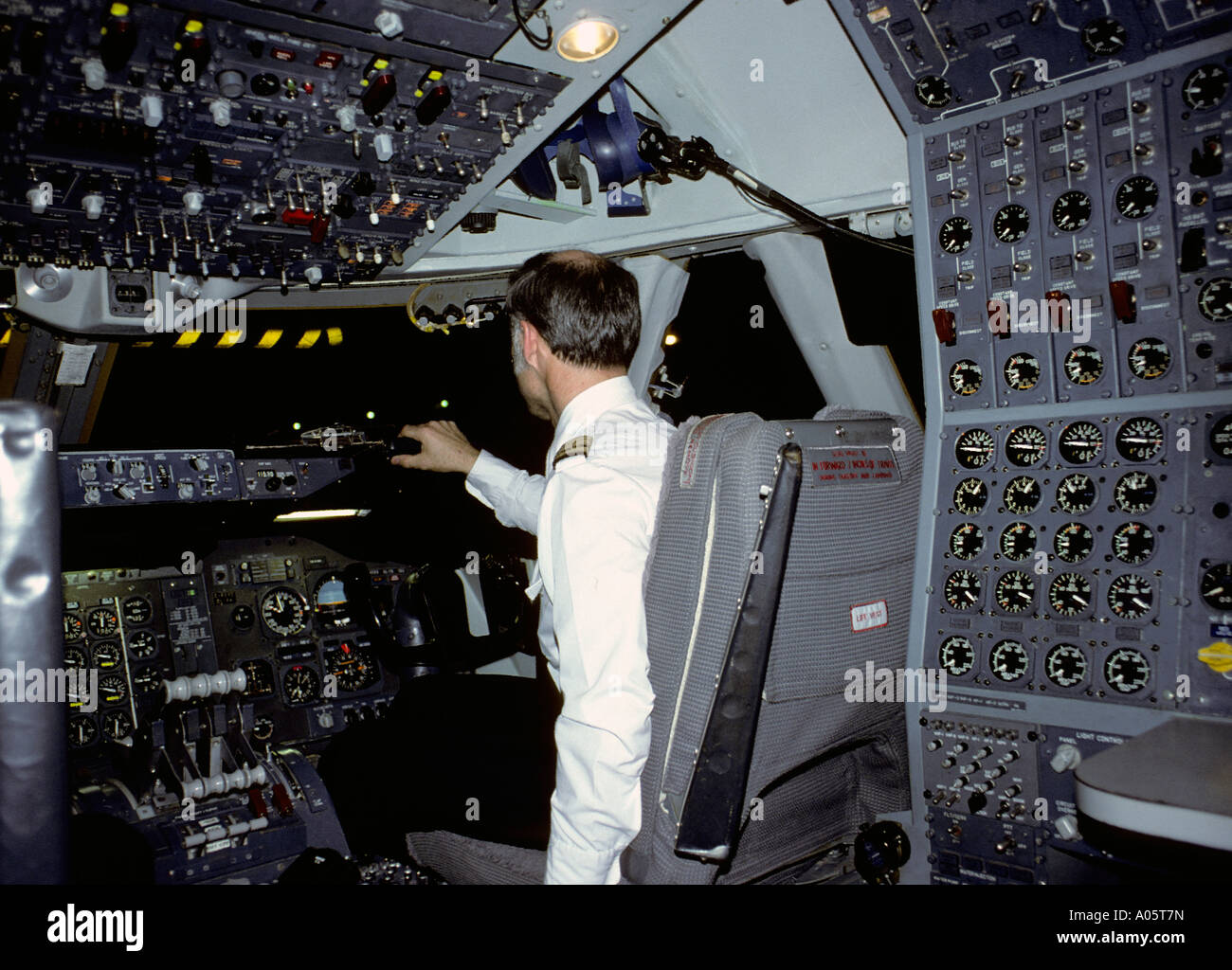 united 747 cockpit takeoff