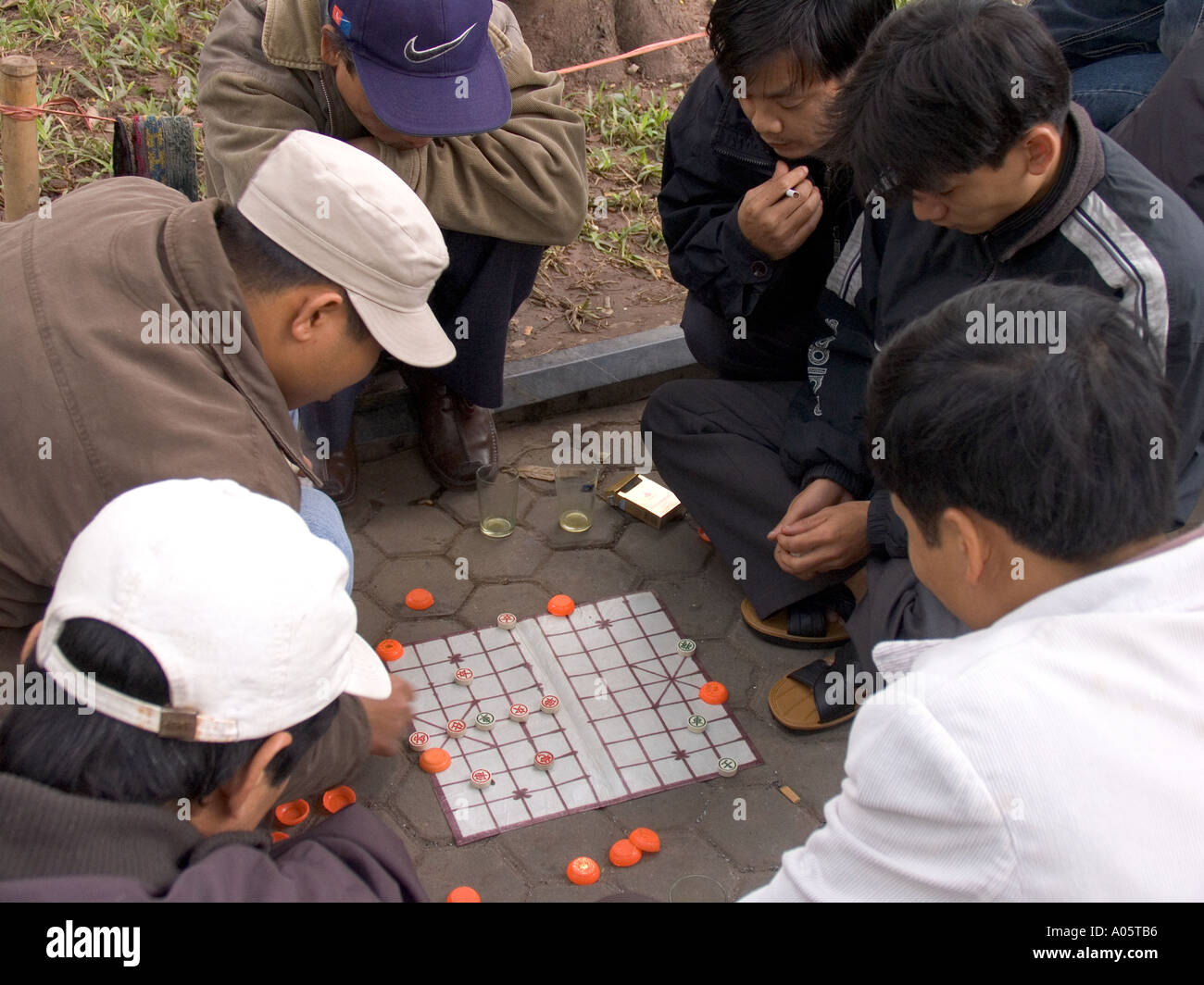 Dois Homens, Na Rua Em Hanói, Vietnã, Jogar Xiangqi, Popular Na Ásia Jogo  De Tabuleiro, Também Conhecido Como Xadrez Chinês. Foto Royalty Free,  Gravuras, Imagens e Banco de fotografias. Image 114892616