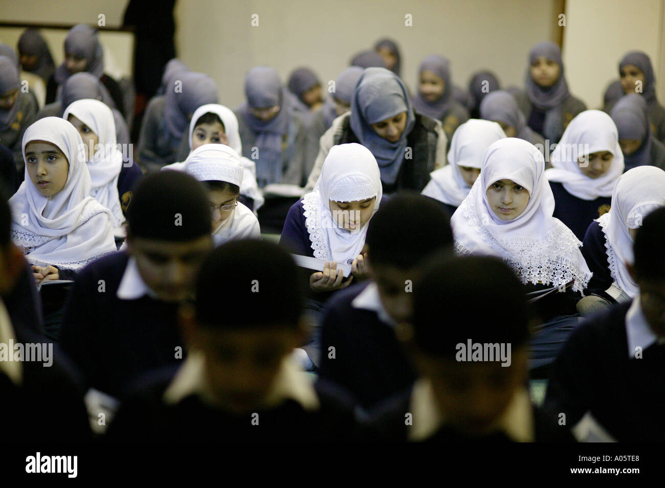 Children reading the Koran together at the Islamia school in Nottingham Stock Photo