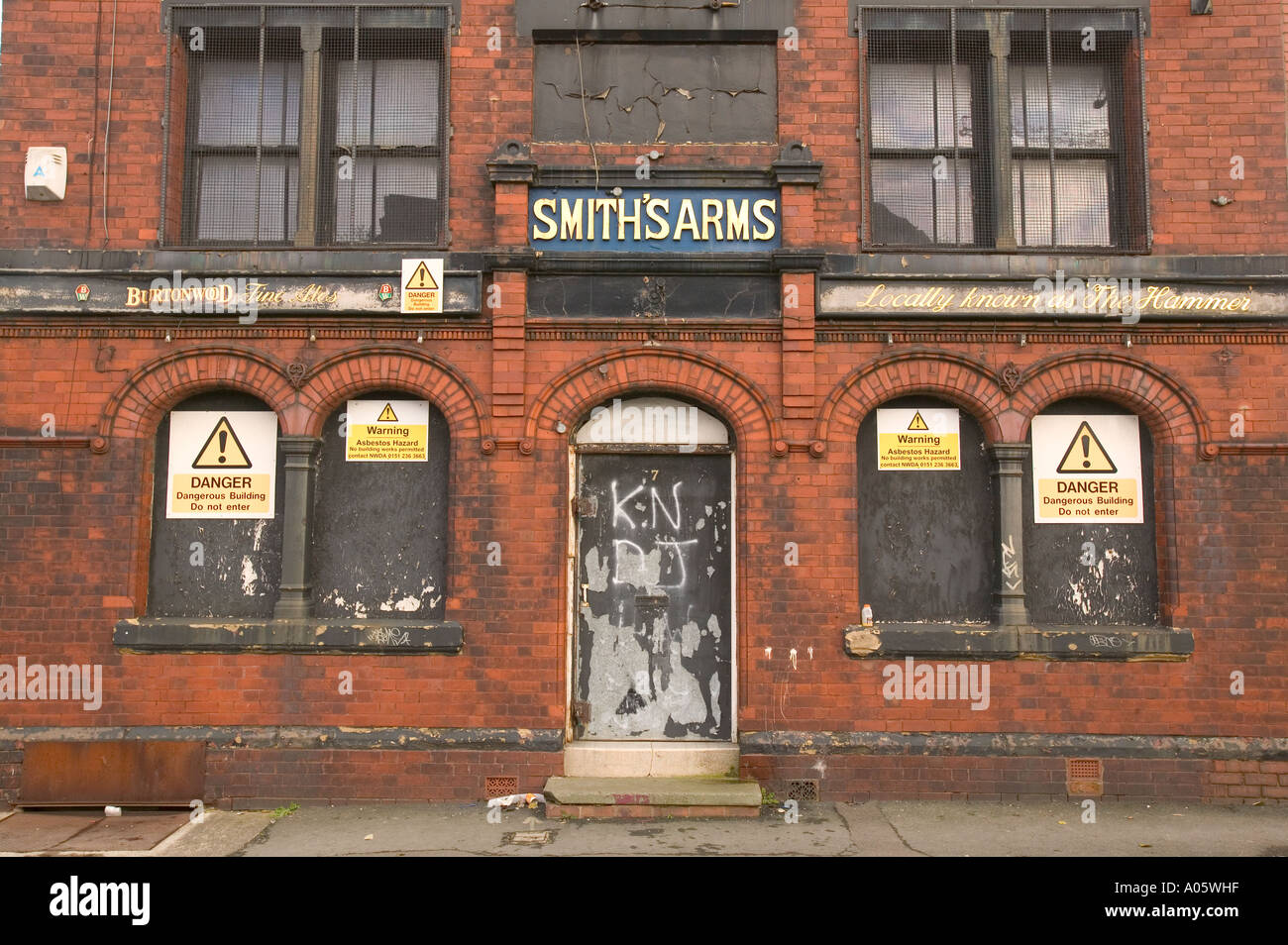 The Smiths Arms and old victorian pub for mill workers, now derelict in Manchester Stock Photo