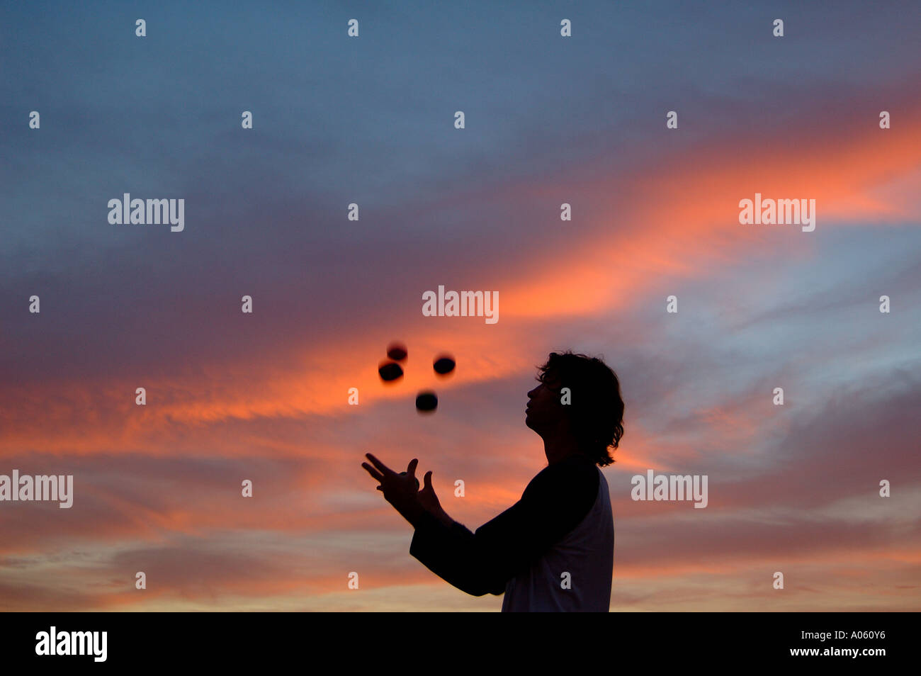 Juggler throwing balls in the air Stock Photo Alamy