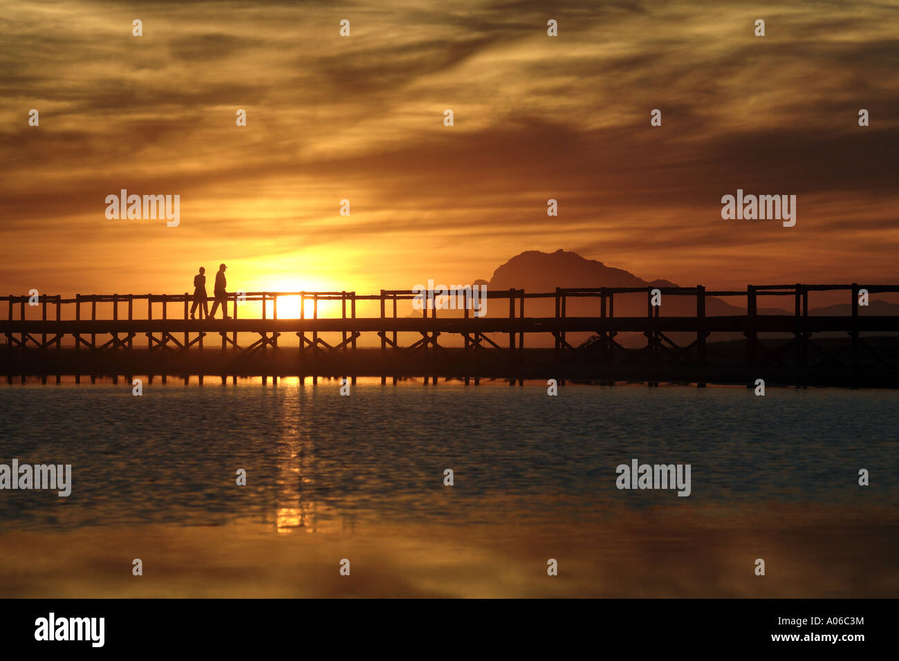 Couple on bridge sunset hi-res stock photography and images - Alamy