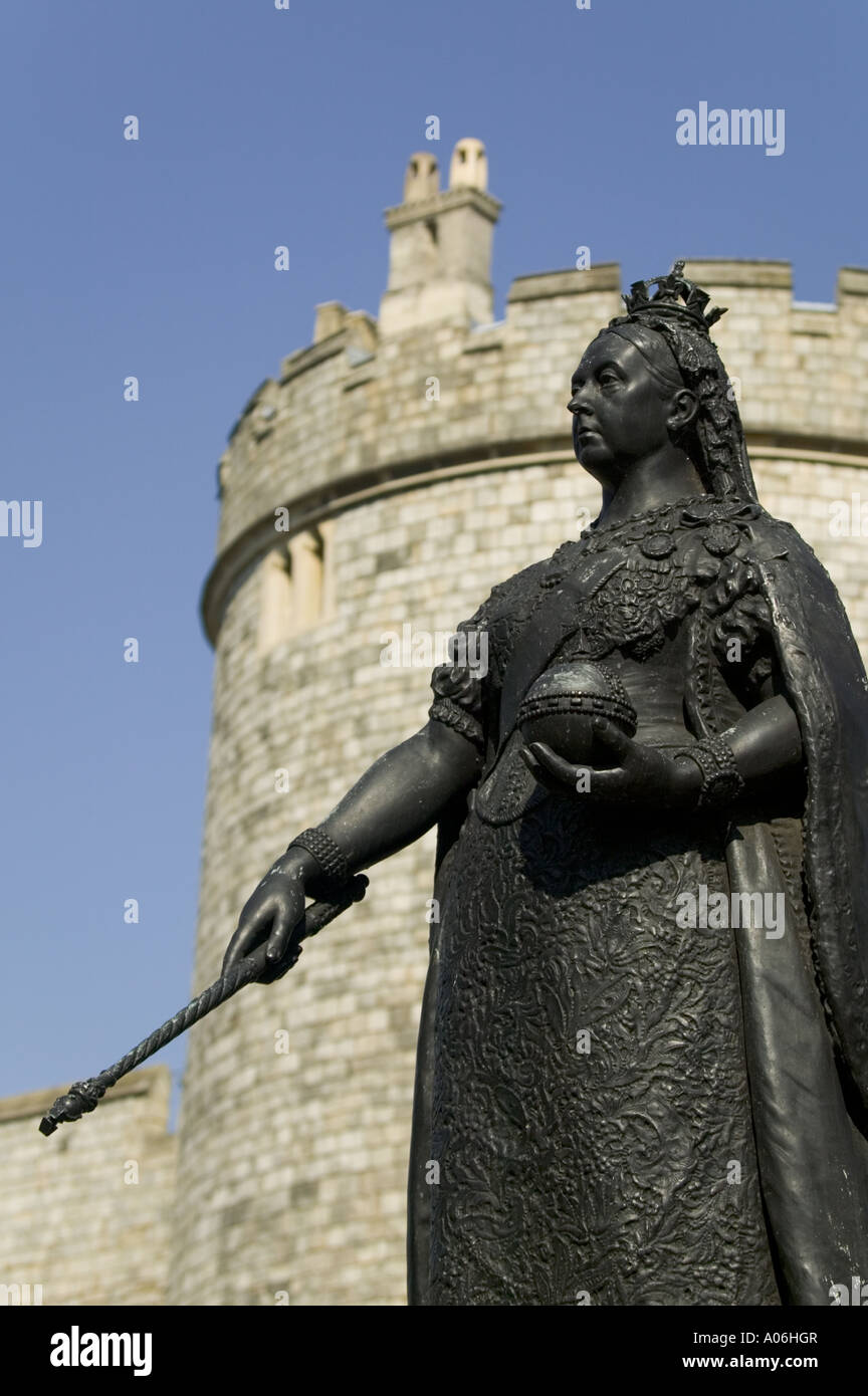 Statue of Queen Victoria in front of Windsor Castle Stock Photo Alamy