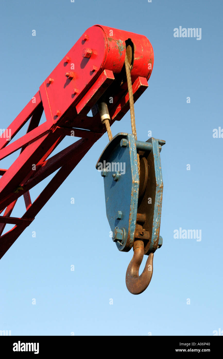 https://c8.alamy.com/comp/A06P40/crane-pulley-on-vehicle-at-great-dorset-steam-fair-A06P40.jpg