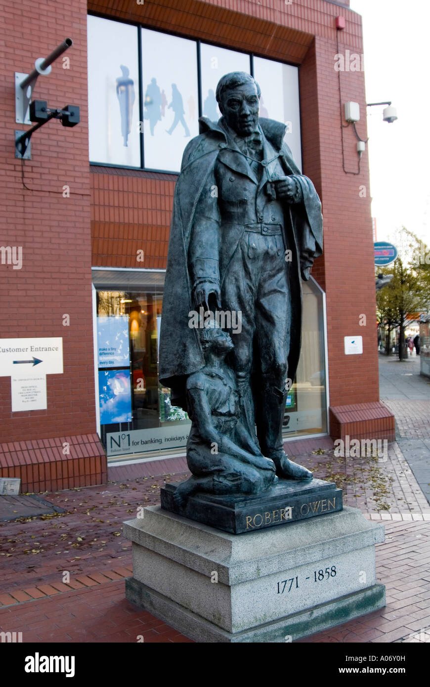 Robert Owen statue manchester city centre Stock Photo Alamy