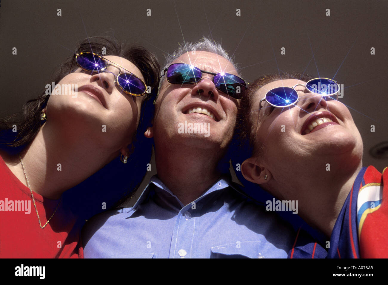 People wearing sunglasses hi-res stock photography and images - Alamy