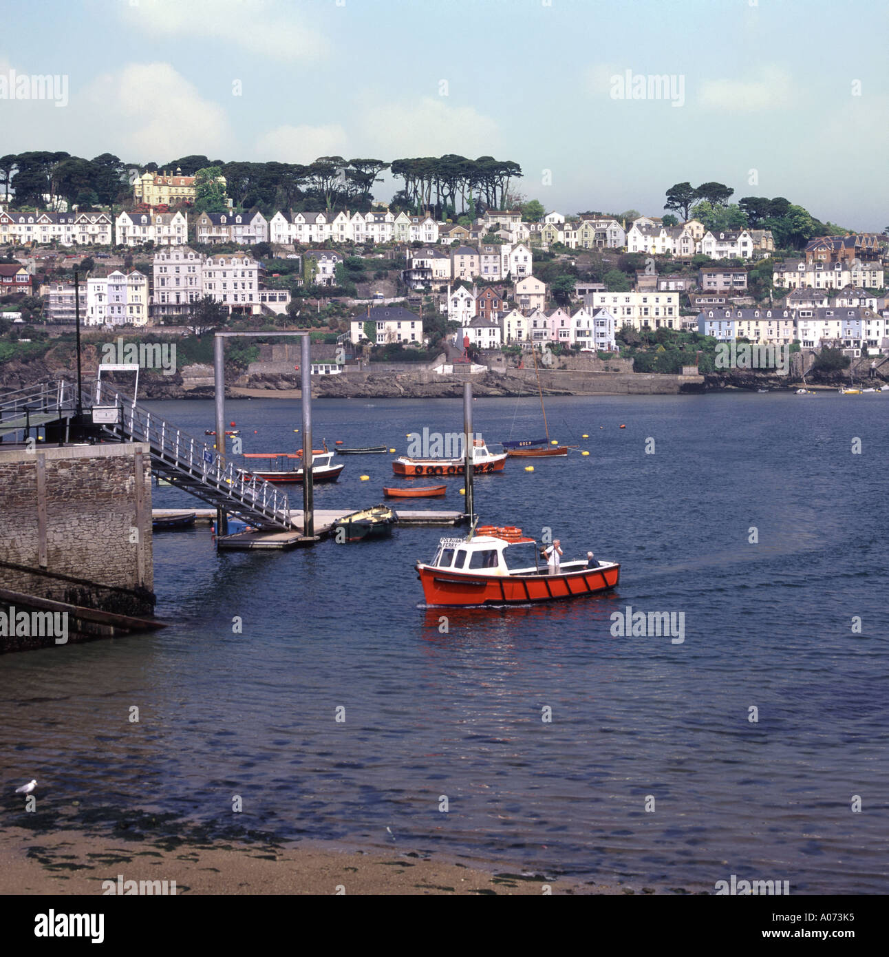 polruan-ferry-crossing-river-fowey-arriving-with-passengers-from-the