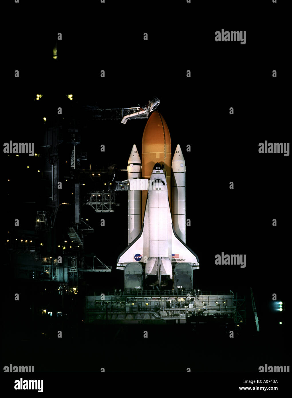 Space Shuttle "Discovery" at Launch Pad Stock Photo - Alamy