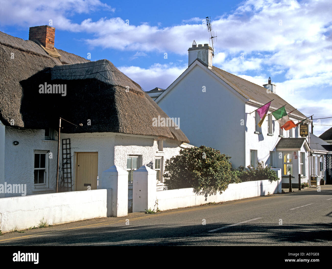 White washed cottage ireland hi-res stock photography and images - Alamy