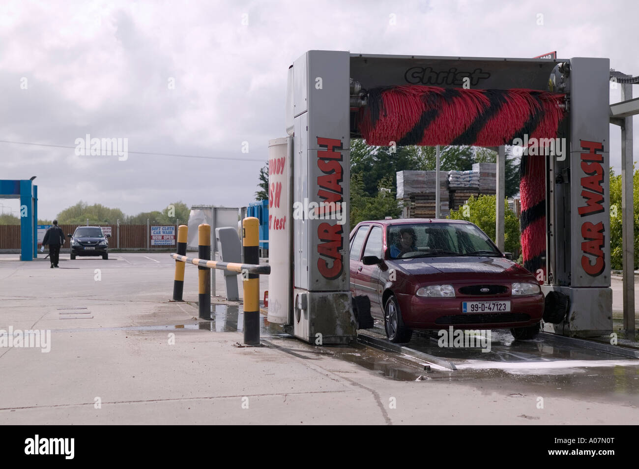 Drive thru car wash hires stock photography and images Alamy