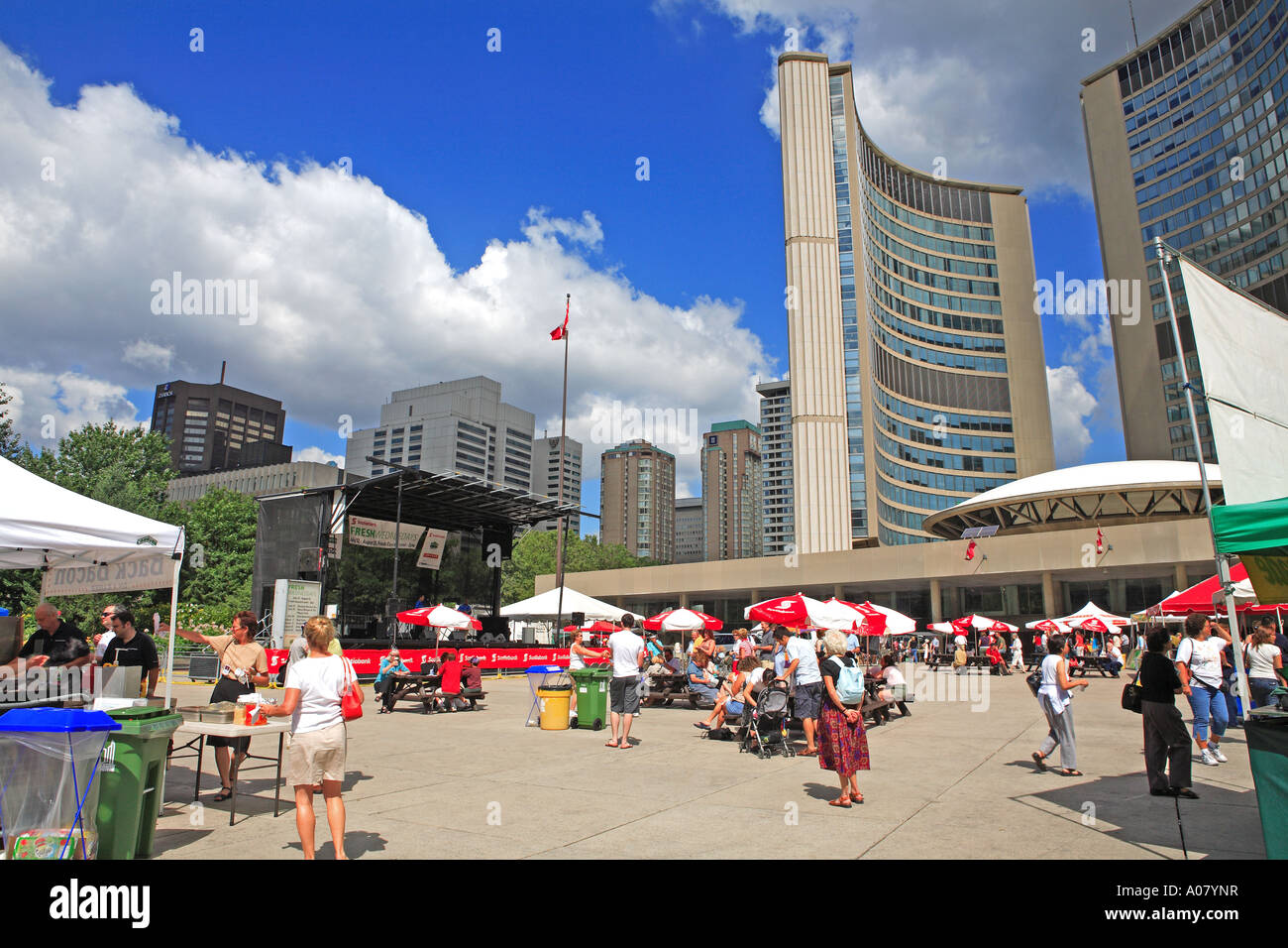 Toronto, Nathan Phillips Square Stock Photo Alamy