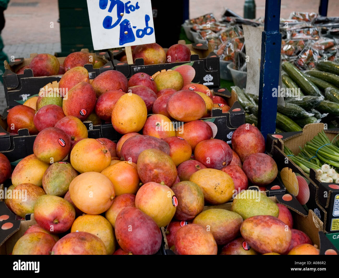 Mangoes at London market Stock Photo Alamy