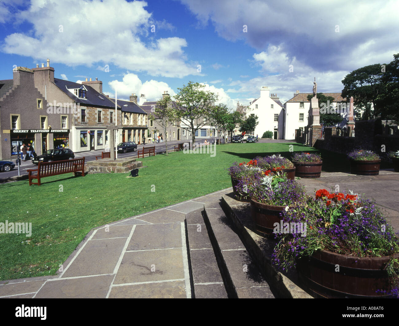 dh Broad Street KIRKWALL ORKNEY Flowers display cathedral steps Stock Photo