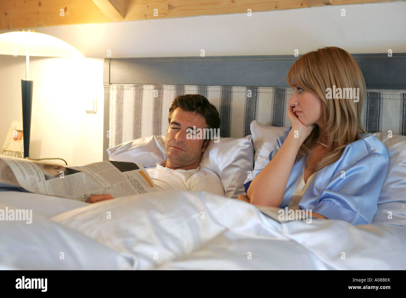 Paar Im Bett Er Schnarcht Sie Kann Nicht Schlafen Couple In