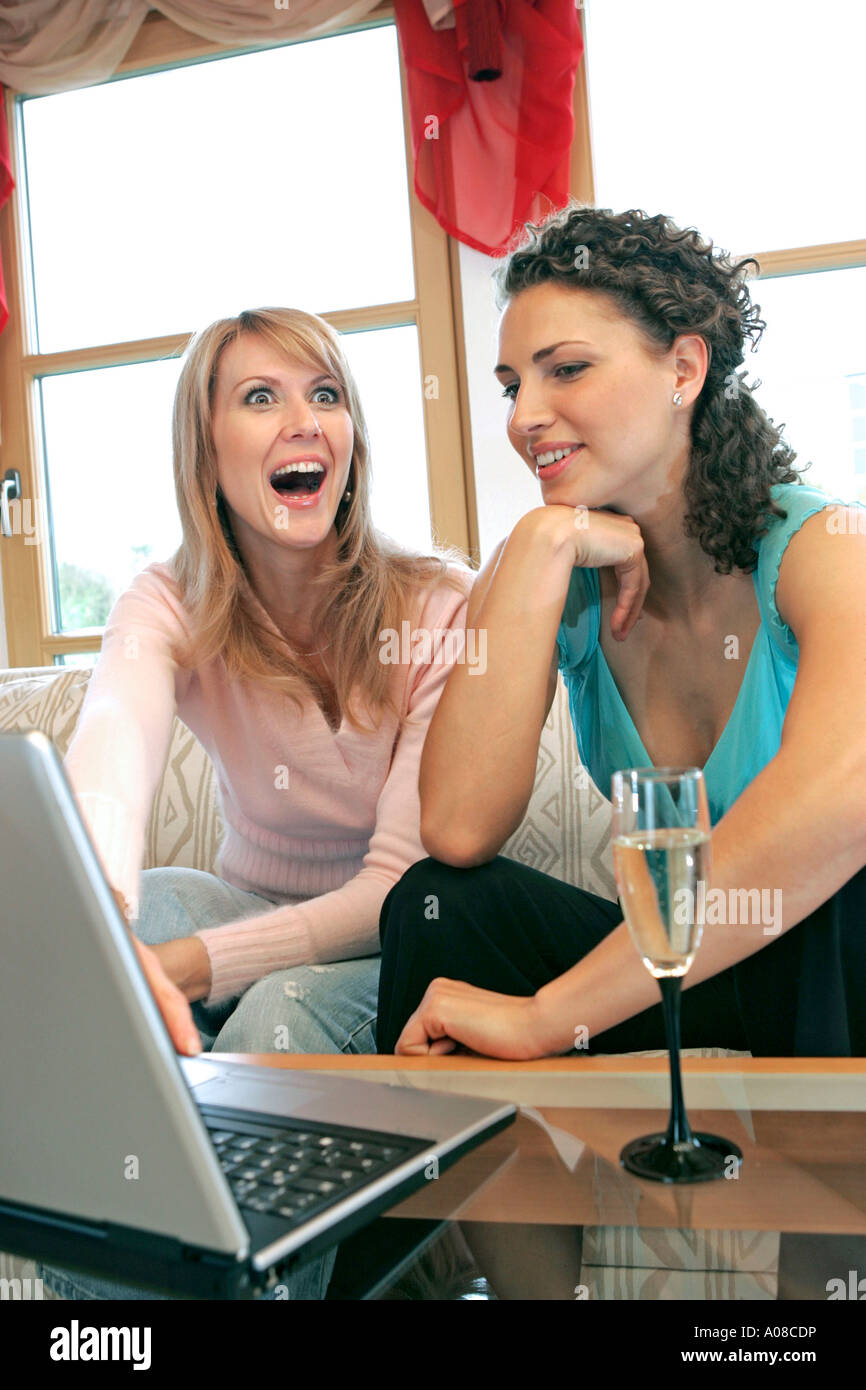 Frauen im chat hi res stock photography and images Alamy