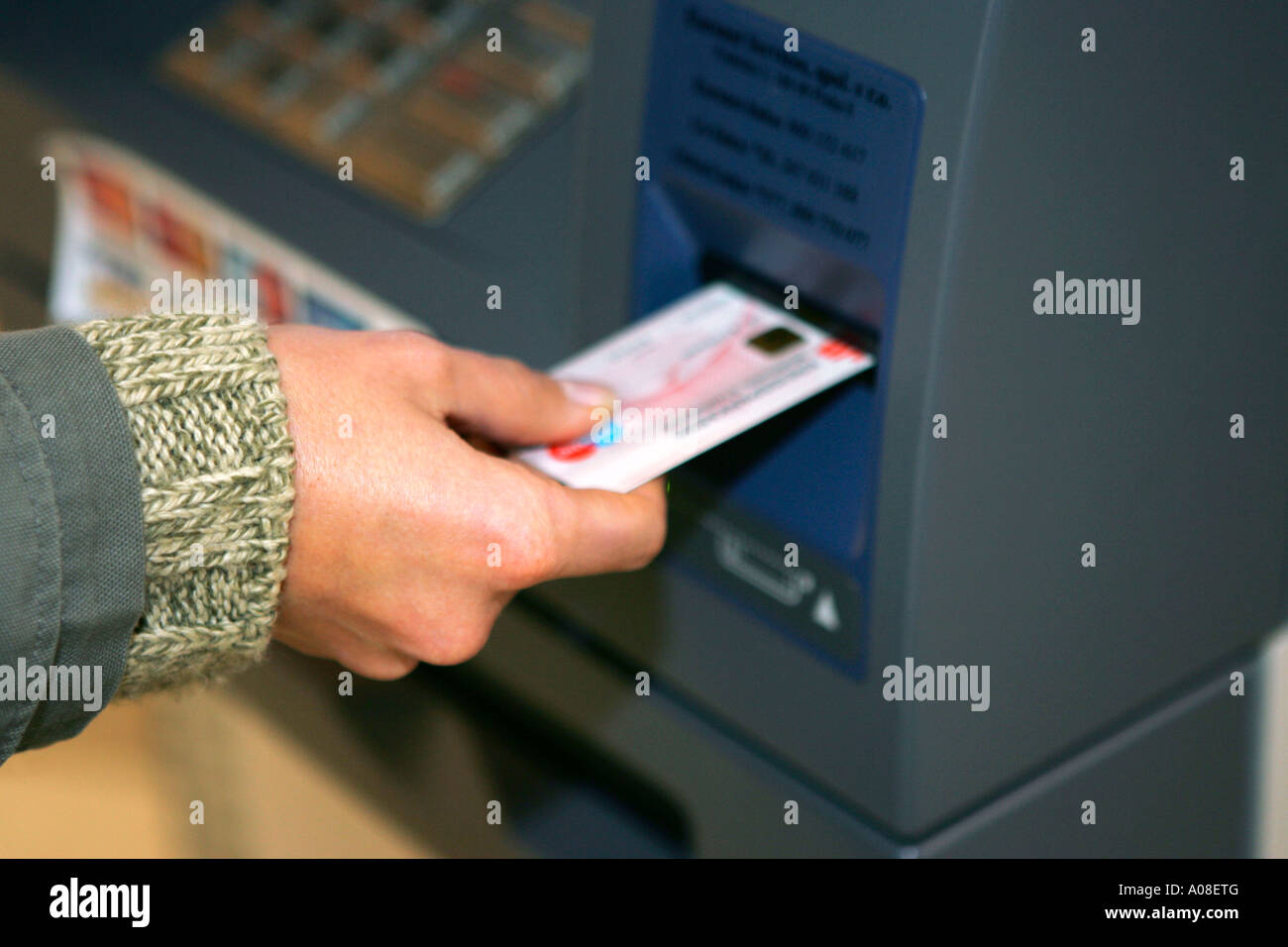 Hand mit EC Karte am Geldautomaten, hand with ec card on cash dispenser Stock Photo