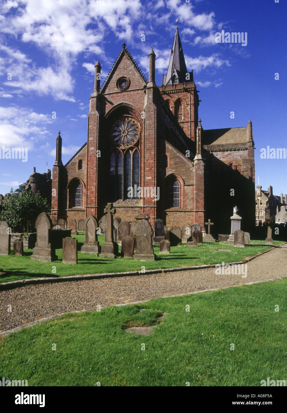 dh St Magnus Cathedral KIRKWALL ORKNEY SCOTLAND Graveyard cemetery Norse Viking red and yellow sandstone orkneys saint Stock Photo