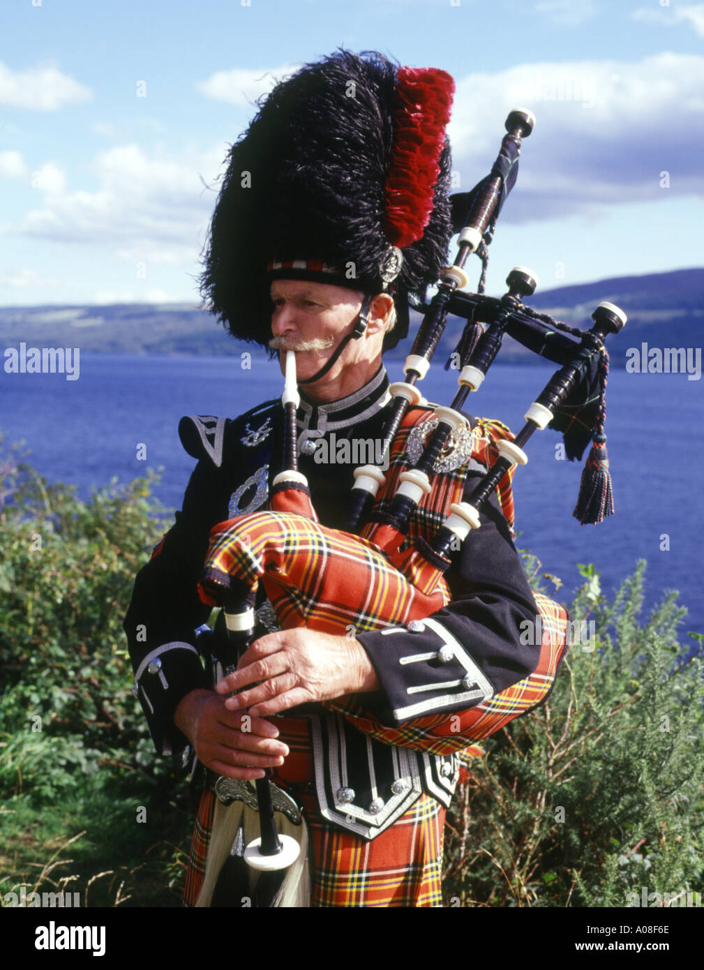 dh  BAGPIPES SCOTLAND Scottish piper tartan kilt uniform highland traditional highlander bagpiper bag pipes dress costume national highlands music Stock Photo