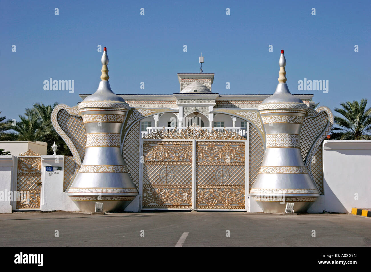 Oman Eingangstor zu einer Villa bei Qurum luxury entry gate to privat villa Stock Photo
