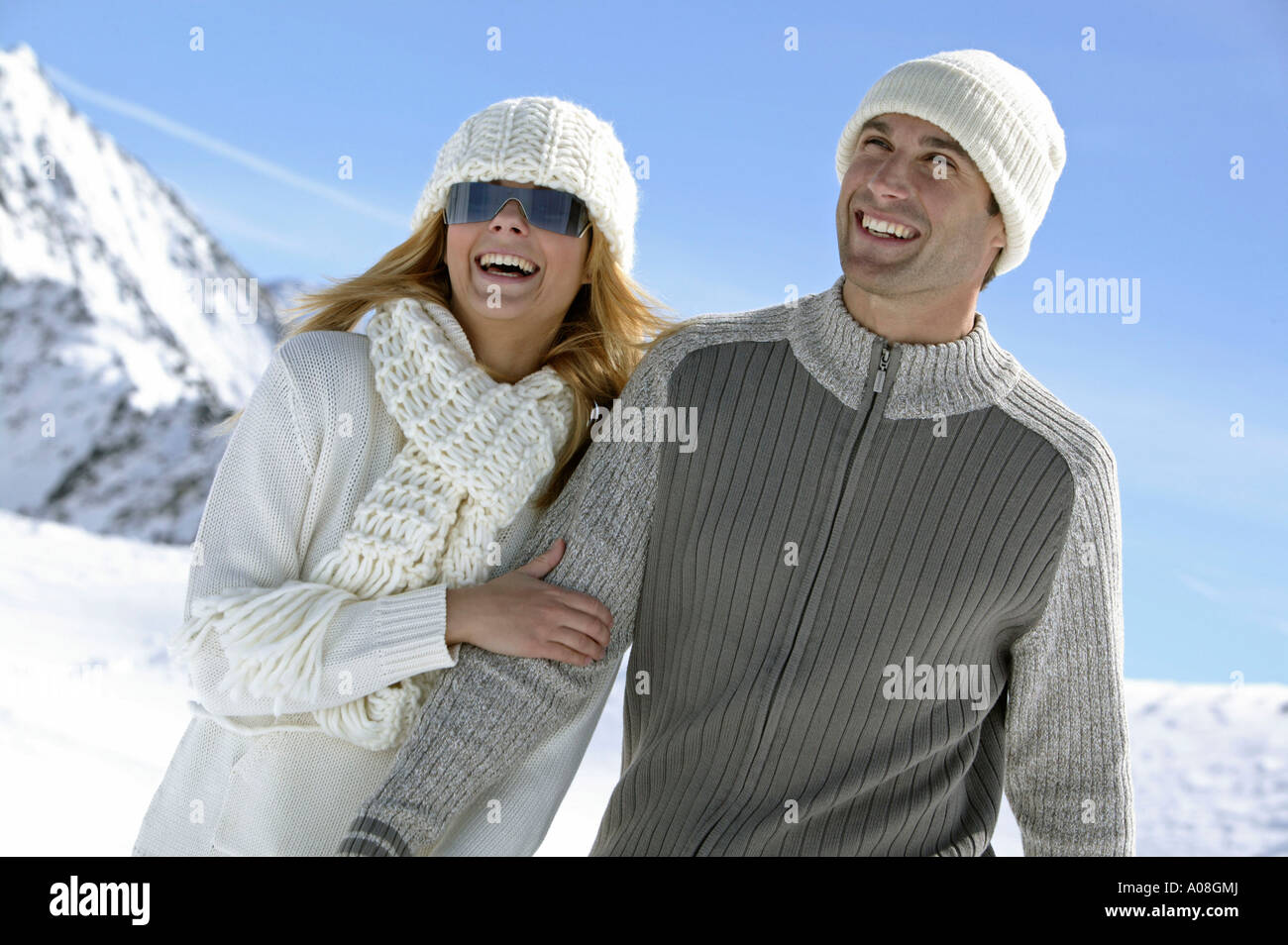 Junges Paar bei einem Winterspaziergang, young couple walking in winter landscape Stock Photo