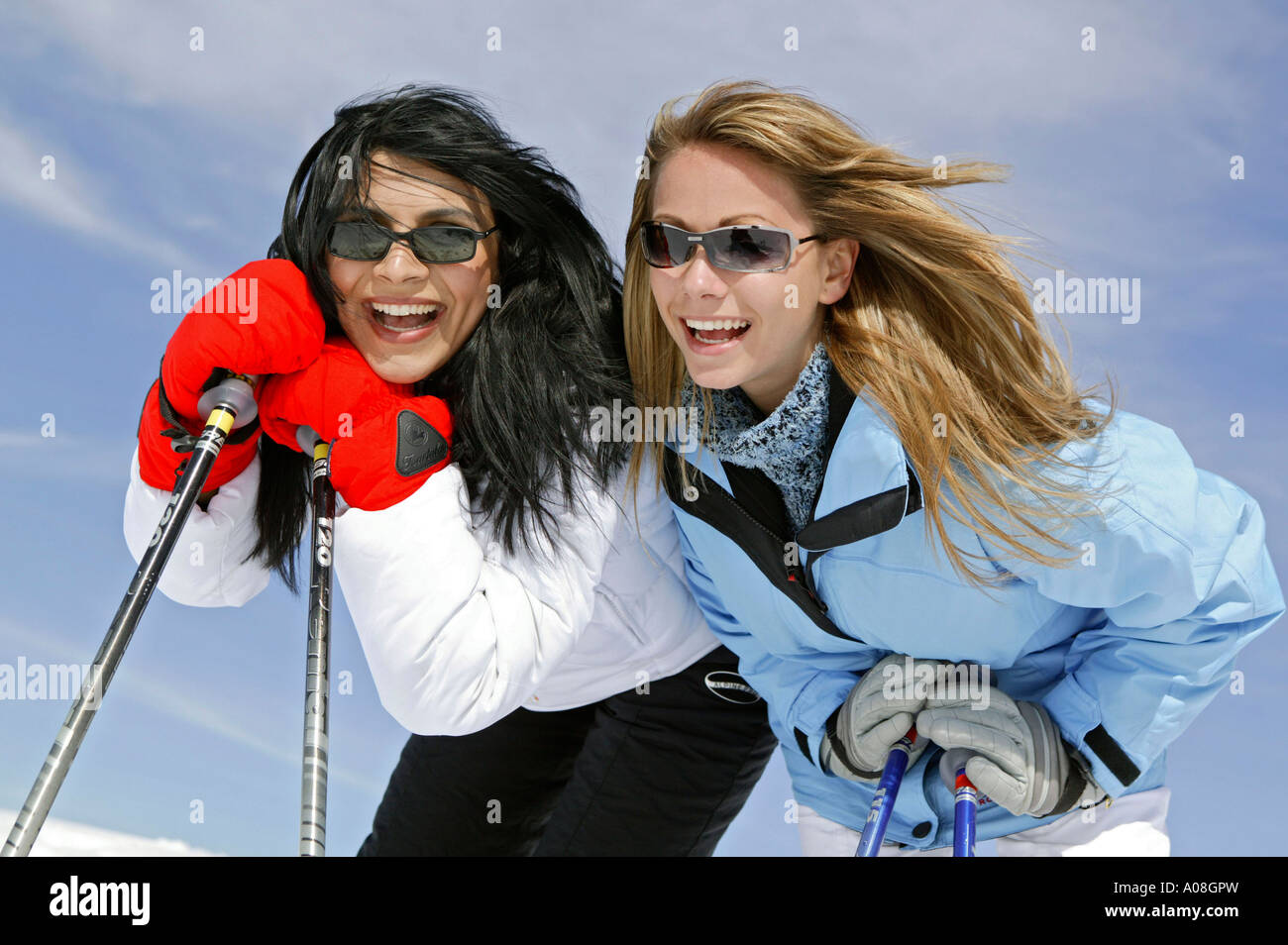 Zwei Frauen Freundinnen im Skiurlaub, Young Women Skiing Winter Holiday Stock Photo