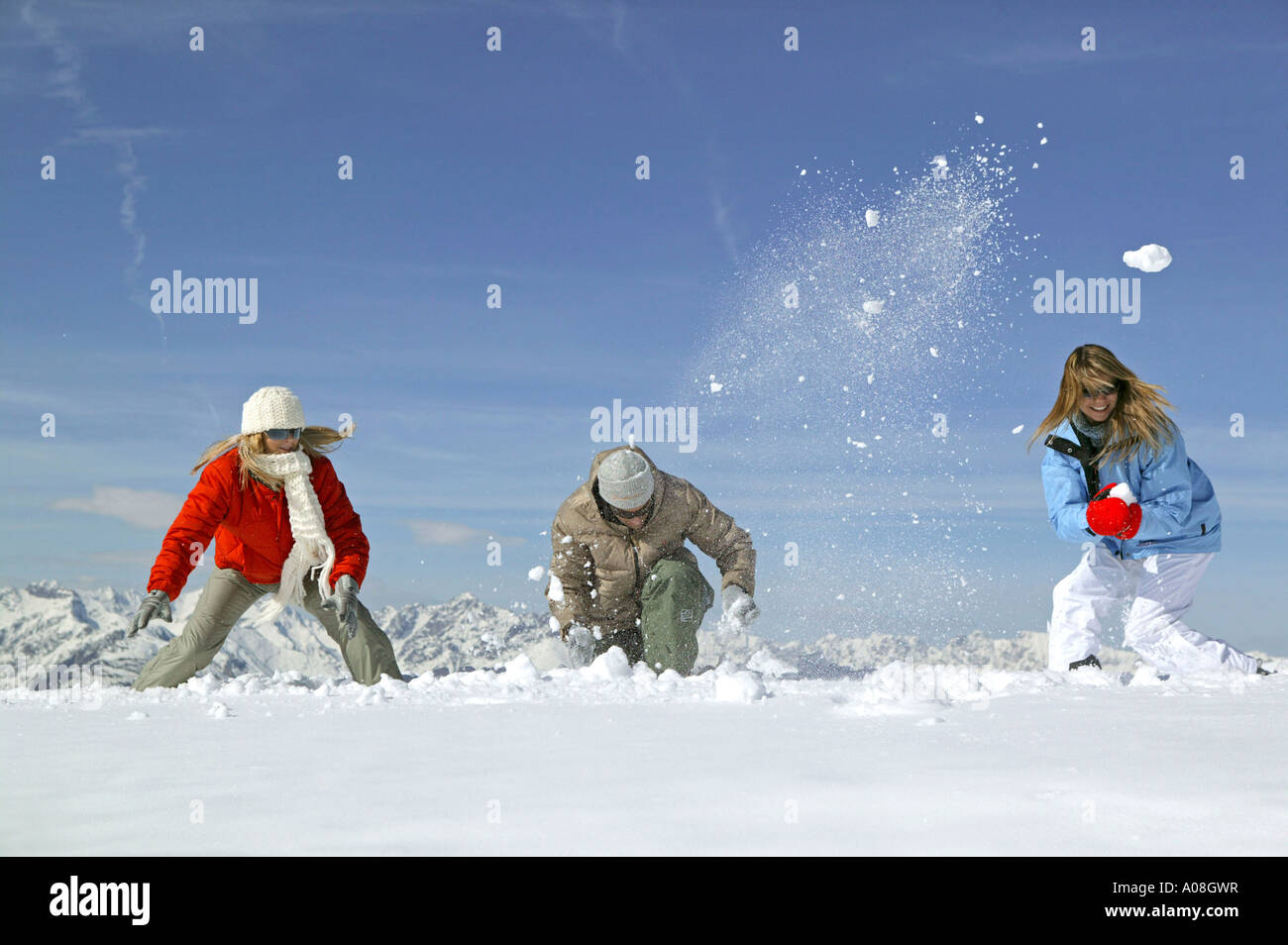 Junges Leute haben Spass bei einer Schneeballschlacht, young people having snowball fight fun Stock Photo